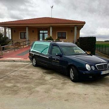 Funerarias Juan de Dios vehículo fúnebre estacionado
